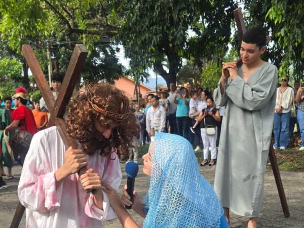 Fieles de la parroquia Guadalupe recorren las calles de San Pedro Sula durante el viacrucis de Viernes Santo. Estas son las imágenes.