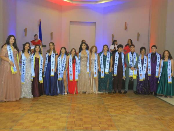 Entre reconocimientos especiales, risas y sueños: así celebran los Seniors Grad su gran momento
