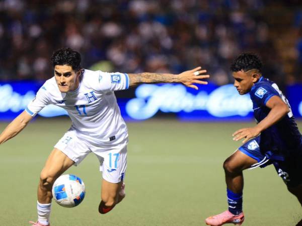 Luis Palma en la disputa de la pelota ante jugador de Nicaragua.