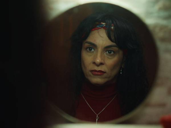 Su carrera artística de más de dos décadas en televisión, cine y teatro le permitió asumir el personaje con la madurez necesaria para transmitir cada emoción con honestidad.