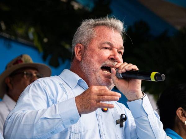 El alcalde Roberto Contreras durante los desfiles del Día de la Independencia en San Pedro Sula.