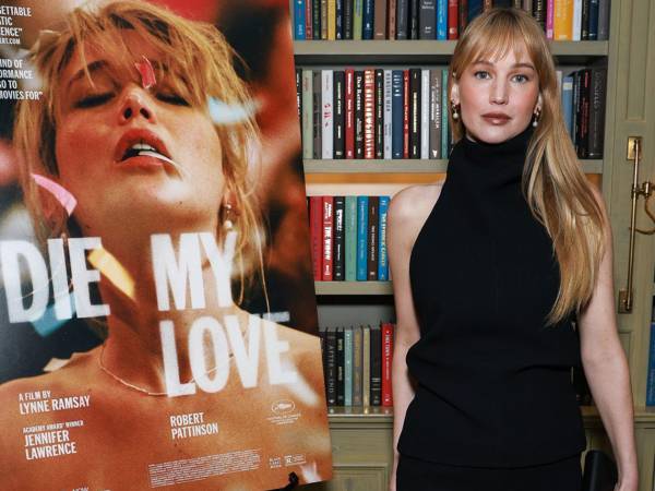 Jennifer apareció con flequillo, un detalle que puede transformar por completo la percepción del rostro: enmarca los ojos, suaviza la frente y redefine las facciones.