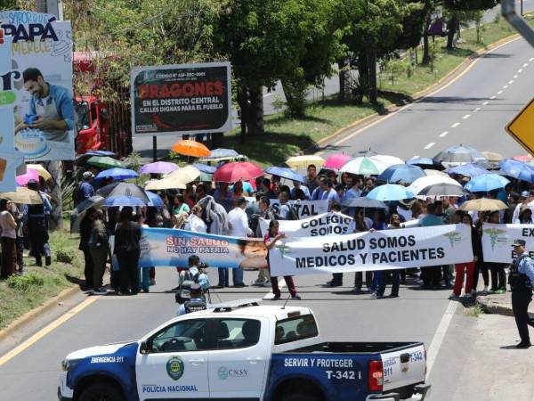 Tras la asamblea extraordinaria, los médicos se movilizaron hacia las calles y bloquearon los carriles del bulevar Fuerzas Armadas en la capital.