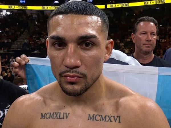 Teófimo López lució con orgullo la bandera de Honduras tras conquistar la victoria en el T-Mobile Arena de Las Vegas.