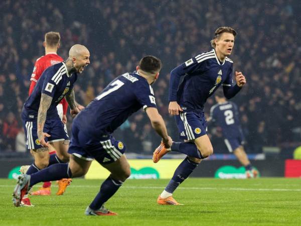 Jugadores de Escocia celebrando su gol.