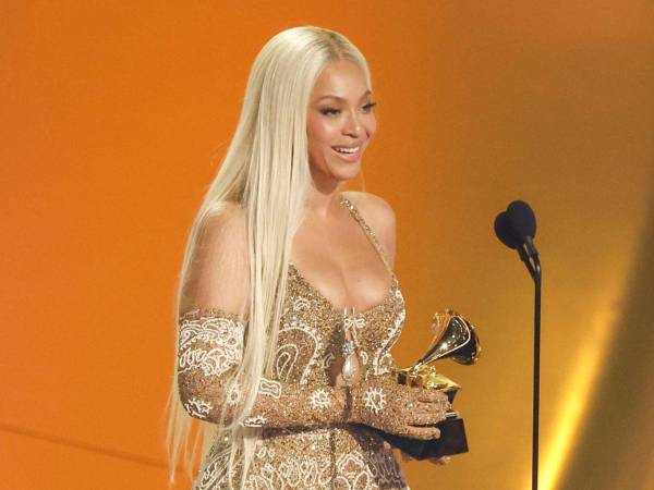Fotografía de archivo del 2 de febrero de 2025 de la cantante estadounidense Beyoncé recibiendo el Grammy al Mejor Álbum Country durante la 67ª ceremonia anual de los Premios Grammy, en Los Ángeles, Estados Unidos.