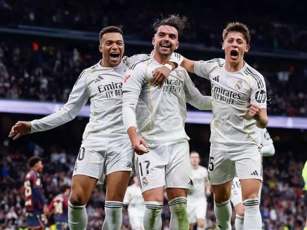 Raúl Asencio celebrando con Kylian Mbappé y Arda Güler su gol para el 2-0 del Real Madrid contra el Levante.
