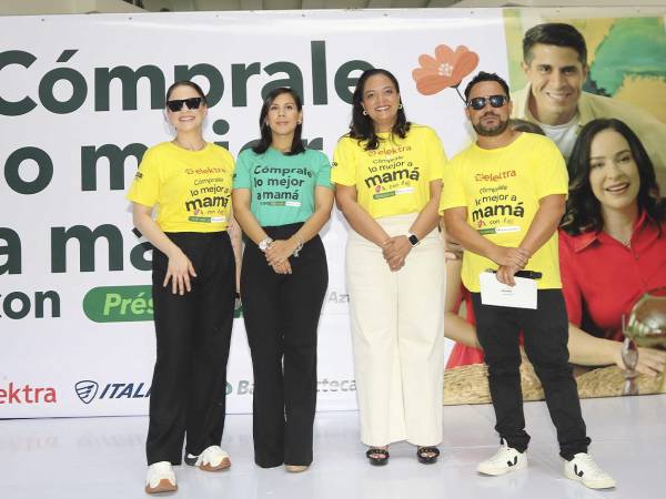 Las representantes de Grupo Salinas, Uryela Cuadra y Belinda Bonilla durante el lanzamiento de la campaña “Cómprale lo mejor a mamá con préstamo Banco Azteca”, realizada en Tegucigalpa con la participación de Elektra, Banco Azteca e Italika.