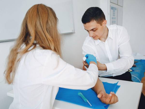 La Sociedad Europea de Aterosclerosis recomienda que los pacientes con un riesgo intermedio, moderado o alto de enfermedad cardiovascular se midan los niveles de lipoproteína A.