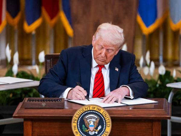 El documento también instruye a los responsables de los Departamentos de Justicia y Seguridad Nacional a imponer sanciones a abogados y firmas que interpongan litigios frívolos.