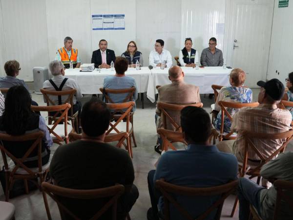 La Secretaría de Infraestructura y Transporte junto a propietarios de terrenos afectados por la construcción del proyecto Libramiento Sur en Tegucigalpa.