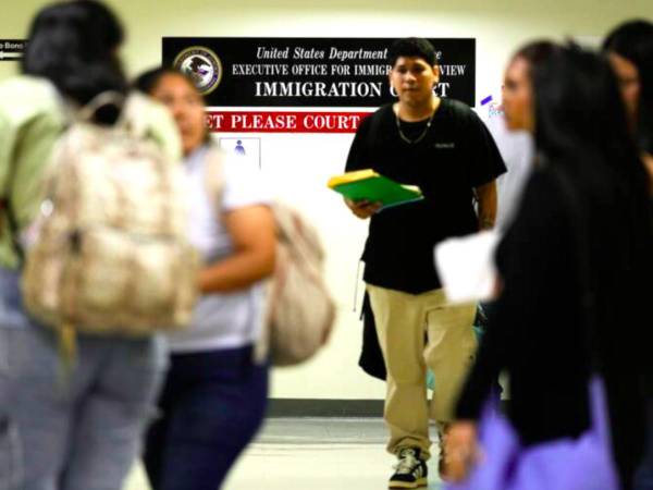 Miles de inmigrantes que dependen de un permiso de trabajo para mantener sus empleos en Estados Unidos podrían enfrentar interrupciones temporales en su autorización laboral, luego de que el Departamento de Seguridad Nacional (DHS, por sus siglas en inglés) ratificara una normativa que elimina las extensiones automáticas de determinados documentos de empleo.