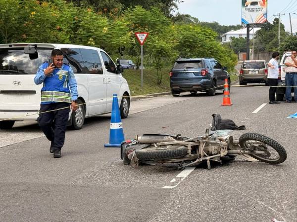 Las autoridades realizan las diligencias correspondientes tras el accidente de tránsito en el bulevar Mackey de San Pedro Sula, donde murió el joven José Miguel Figueroa, de 19 años.