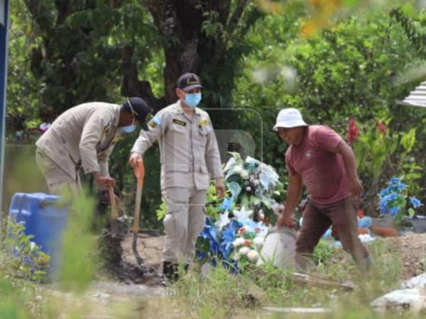 Una exhumación es el procedimiento mediante el cual se extrae legalmente un cadáver, restos humanos u osamenta del lugar donde fue sepultado, generalmente para realizar una autopsia, confirmar una identidad, recuperar evidencia o esclarecer las circunstancias de una muerte.
