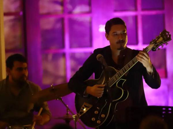 Jazz Guitar Trio durante una presentación en el Museo de Antropología e Historia de San Pedro Sula, en 2025.