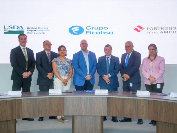 Representantes de Grupo Ficohsa y Partners of the Americas firmaron el acuerdo.