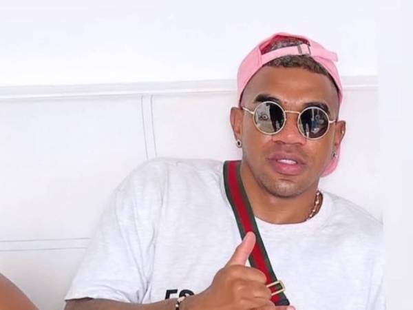 Un destacado futbolista resultó herido en un intento de robo ocurrido en un centro comercial en Medellín, Colombia.