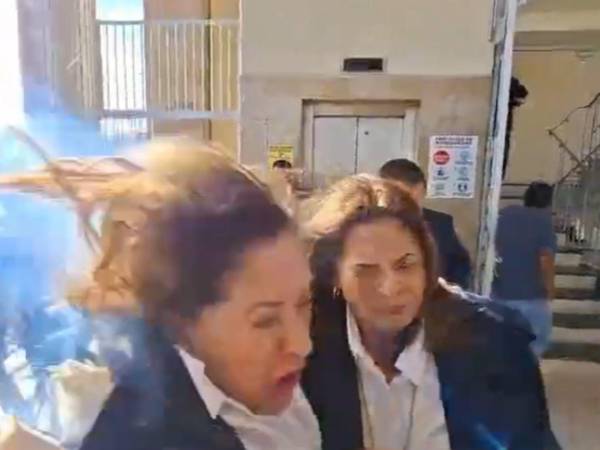 Momentos en que cae el tumba casa en la diputada Gladis Aurora López.