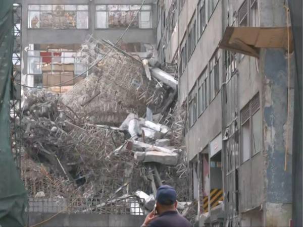 Fotografía de edificio colpasado en Ciudad de México.