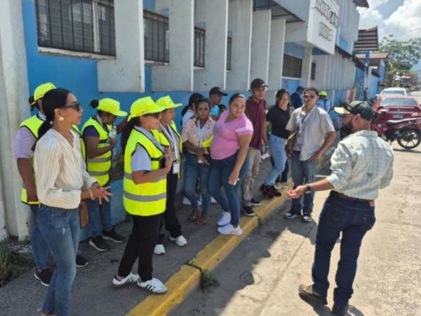 Nos pagan incompleto o no nos pagan. Es la denuncia de los censistas de La Ceiba que llevaron este lunes su protesta a la Gobernación de Atlántida.