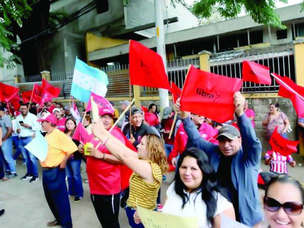 Antes de las 9:00 am, colectivos de Libre tomaron el control de los accesos al edificiodel CNE. Representantes fueron sacados con resguardo policial. Fotos: Marvin Salgado
