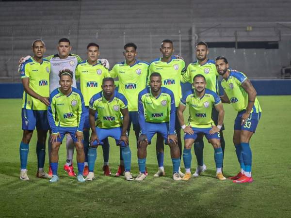 Plantilla de Olancho FC en uno de sus juegos en la Liga Nacional de Honduras.