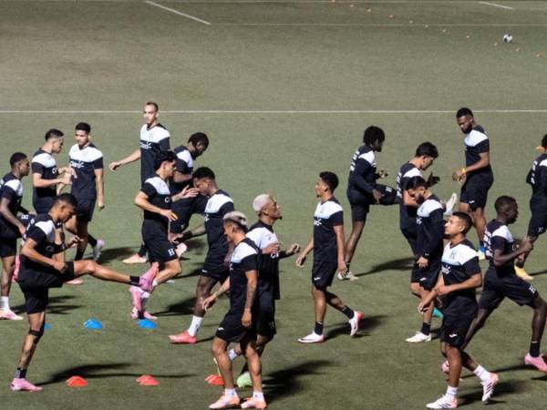 La selección de Honduras reconoció el césped del estadio Nacional de Managua.