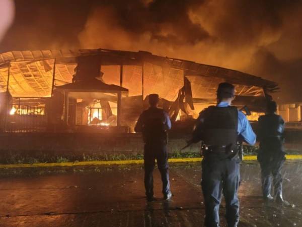 Policía resguarda la zona del incendio.
