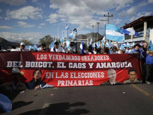 Cientos de hondureños y simpatizantes del Partido Nacional salieron a las calles de Tegucigalpa este jueves para respaldar a las consejeras del Consejo nacional Electoral (CNE) ante los señalamientos del retraso de las pasadas elecciones primarias.
