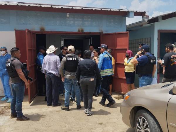 Autoridades de Medicina Forense del Hospital de El Progreso realizaron el levantamiento del cuerpo de las dos hermanas tras el accidente ocurrido este viernes en aldea San José, en el municipio de El Negrito, Yoro.