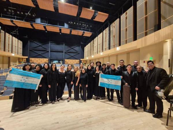 Los compatriotas artistas que hicieron el viaje a Rochester, Nueva York, donde se unieron a la orquesta liderada por el destacado hondureño Raúl Munguía.
