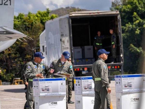 Fotografía de archivo del traslado de maletas electorales en las elecciones primarias en Honduras.