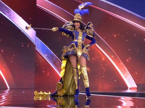 La representante de Honduras en el Miss Universo 2025, Alejandra Fuentes, se convirtió en una de las protagonistas del National Costume Show al presentar un traje inspirado en las tradicionales palillonas, símbolo de los desfiles patrios hondureños.