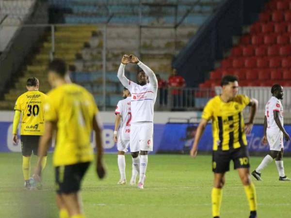 Arboleda le dio el empate al Olimpia ante Real España en el Nacional.