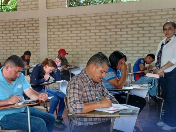Jóvenes y adultos de los 18 departamentos realizaron pruebas para acreditar el noveno grado y retomar sus estudios en Honduras. Las evaluaciones midieron competencias en lectura, escritura y lógica matemática para que los participantes puedan continuar en educación media.