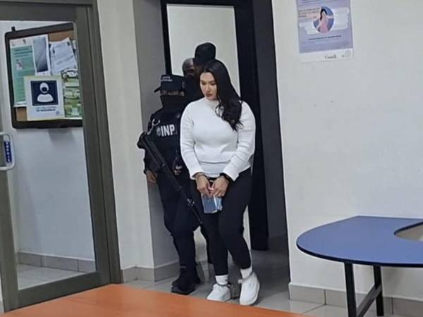Momentos en que Katherine Yulibeth Romero Sorto, de 28 años, llega al juicio oral y público en los Juzgados de San Pedro Sula.