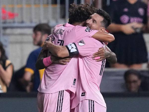 David Ruiz festeja un gol junto a Lionel Messi, ambos con el Inter Miami en la MLS.