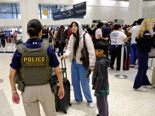 Un integrante del Servicio de Inmigración y Control de Aduanas (ICE) custodian en el Aeropuerto Intercontinental George Bush en Houston (EE UU).