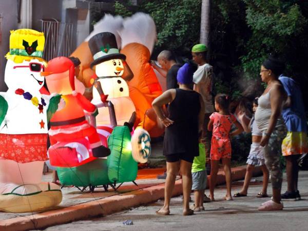 Ambiente navideño que refleja la esencia de la temporada, mostrando un momento propio de estas fechas.