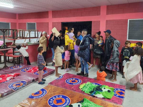Alrededor de 40 niños y 20 adultos fueron llevados a un albergue en La Ceiba, Atlántida.