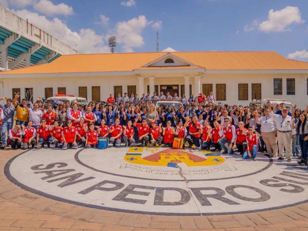 Jóvenes de los Centros Técnicos Municipales reciben formación teórica en primeros auxilios como parte del Día del Socorrista Voluntario.