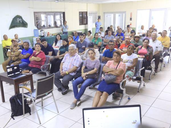 Pacientes participan en las charlas informativas impartidas por especialistas.