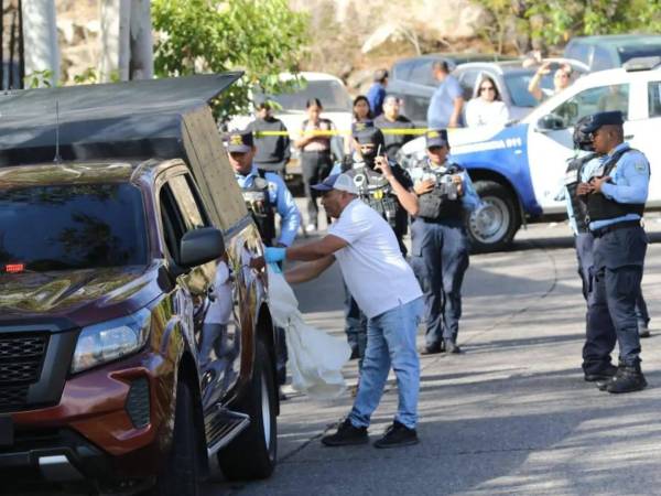 Agentes de la Policía en la escena del crimen. No se reportan detenciones.