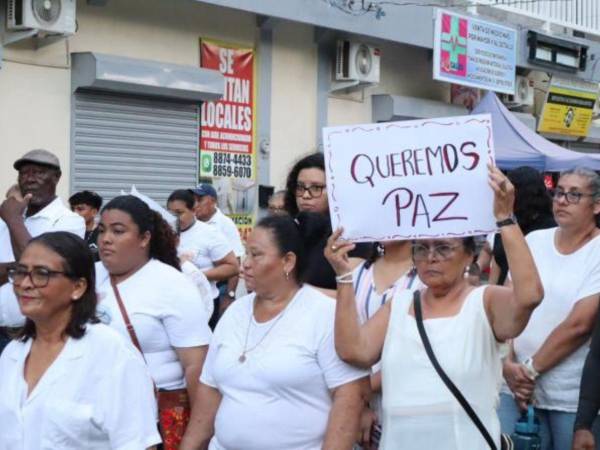 De blanco y en silencio, así marchó el pueblo de Jutiapa convocado por la iglesia Católica que exige un alto a la violencia.