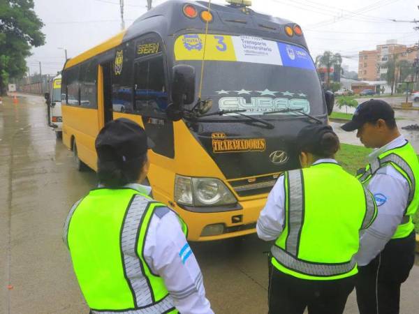 El transporte gratuito es uno de los servicios que ofrece la Unah, y beneficia a más de 20,000 jóvenes.
