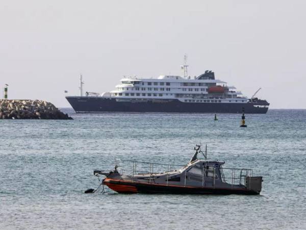 El crucero holandés MV Hondius (atrás), anclado frente a la costa de la ciudad de Praia, en la isla de Santiago (Cabo Verde).