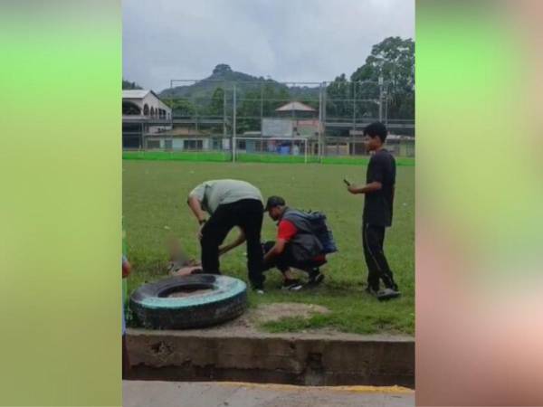 Los vecinos, cansados del supuesto ladrón, decidieron amarrarlo para entregarlo a las autoridades.