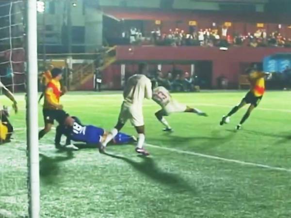 El gol de Getsel Montes con el Herediano contra el Saprissa.