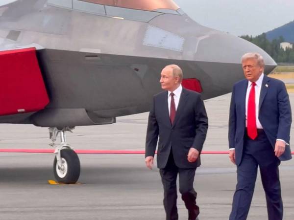 Tras intercambiar saludos, risas, comentarios y observar de los aviones estadounidenses, ambos mandatarios se subieron a la limusina blindada de Trump, conocida como la 'Bestia'.