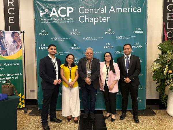 El doctor Marco Molina Soto, coordinador del posgrado en Medicina Interna de Unah-Cortés junto a los residentes que participaron en la competencia.